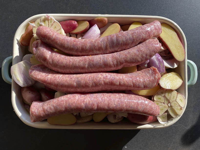 Plat avec légumes et saucisses