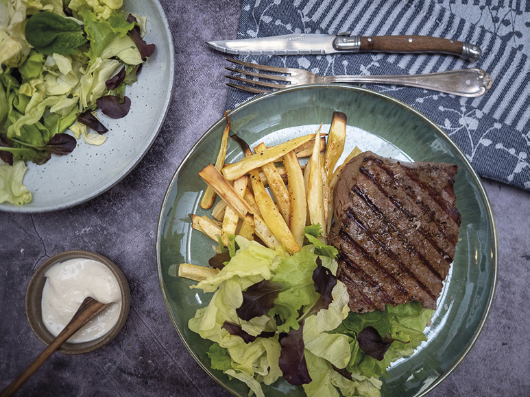 Foto van Paardensteak met pastinaakfrietjes